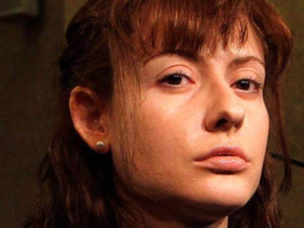 Estíbaliz Carranza, La Baronesa del Hielo, asesinó a dos hombres en Austria, ocultando sus cuerpos en el sótano de su negocio, una heladería llamada Schleckeria, ubicada en Viena.