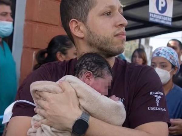 El doctor Germán Somoyar protagonizó un acto de valentía en medio del terremoto que estremeció Colombia, mientras el personal y pacientes evacuaban el edificio de seis pisos del hospital él decidió que no abandonaría el lugar sin sus pequeños pacientitos. Las imágenes de los pequeños Mateo y Salomón en sus brazos han conmovido a Colombia.