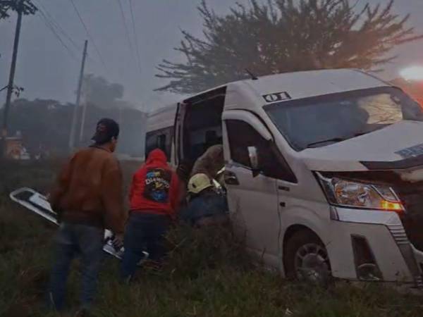 Las personas heridas fueron sacadas de la unidad tras haberse salido de la carretera.