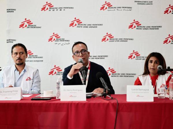 El coordinador general de Médicos Sin Fronteras México (MSF), Henry Rodríguez, el responsable de Operaciones de MSF para México y América Central, Franking Frías, y la coordinadora de la base Tapachula, Lucía Samoaya.
