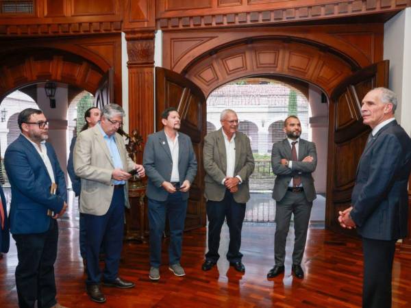El mandatario se reunió con representantes del Consejo de Artesanos del Tabaco de Honduras (Catah).
