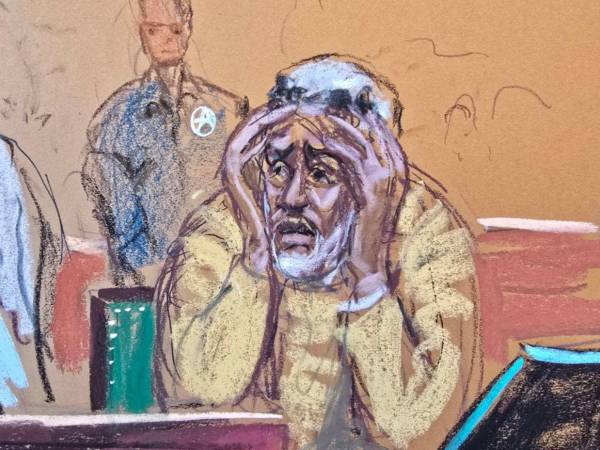 Fotografía de un dibujo realizado por la artista Jane Rosenberg donde aparece Sean Combs mientras uno de sus hijos rinde declaración durante su juicio este viernes, en un tribunal de Nueva York
