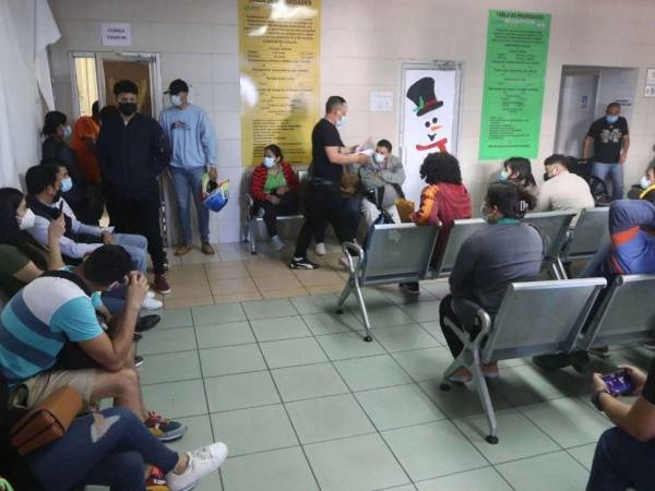 La funcionaria explicó que el personal asignado en los portones del hospital cuenta con instrucciones claras para regular el ingreso de personas.