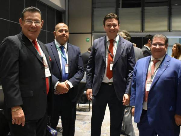 El director del Instituto Nacional de Migración (INM) de Honduras, Carlos Cordero (segundo de izquierda a derecha) participó en la cumbre que se desarrolló en la ciudad de México.