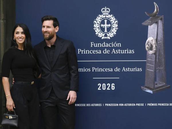 En un emotivo viaje a Oviedo, el astro argentino dedica el reconocimiento a la memoria de su progenitor y repasa la huella imborrable de su infancia.