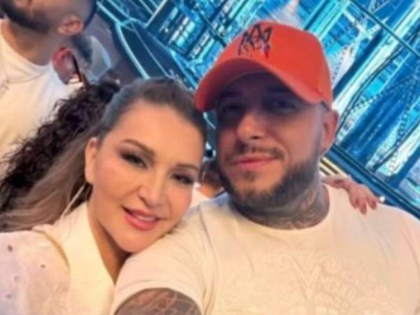 Alicia Villarreal atraviesa un periodo de atención mediática intensa por su vida sentimental tras el divorcio de más de veinte años con Cruz Martínez, con quien tuvo dos hijos. La cantante ha hecho públicas muestras de afecto con su nueva pareja, el creador de contenido Cibad Hernández, lo que ha generado diversas reacciones entre seguidores y medios especializados.