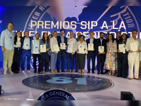 Ellos son los premiados durante la 81ª Asamblea General de la SIP este sábado, en Punta Cana.