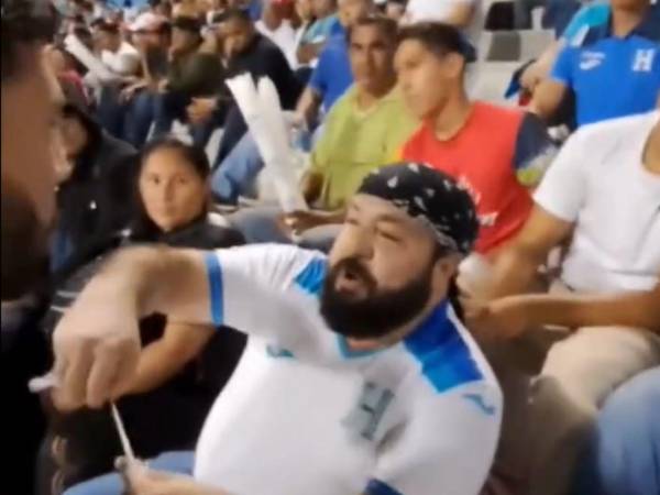 Luis Redondo llegó al estadio Chelato Uclés para apoyar a la selección de Honduras, pero fue increpado por un aficionado el cual le dijo que ahora representa a los corruptos y no al país.