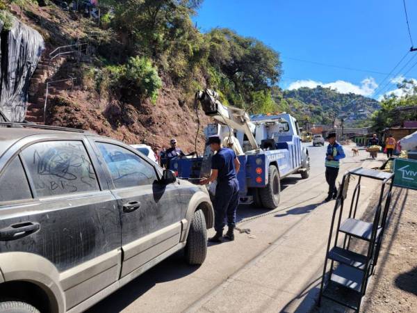 Vehículos ubicados en zonas prohibidas son decomisados durante operativos que buscan restablecer el orden vial en Tegucigalpa y Comayagüela.