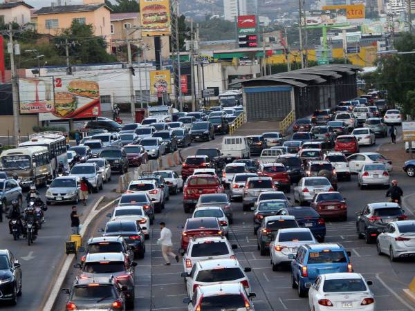 El crecimiento del parque vehicular y la llegada de automotores de municipios vecinos generan más tráfico en la capital.
