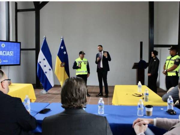La Alcaldía capitalina explora acuerdos con autoridades de Florida para capacitar a los agentes y fortalecer las operaciones de la Policía Municipal.