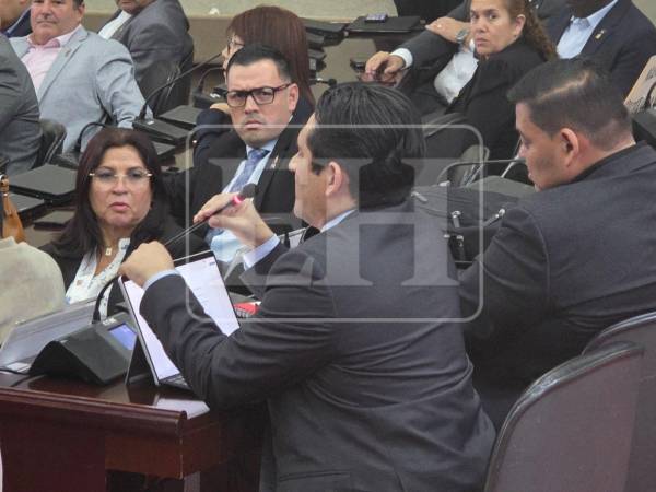 El magistrado suspendido Mario Morazán compareció ante el Congreso Nacional para presentar su defensa en el juicio político en su contra.