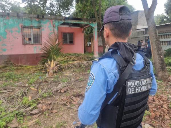 Agentes de la Policía Nacional rescataron a la víctima que estaba amarrada de pies y manos dentro de una vivienda abandonada en el sector Chamelecón de San Pedro Sula.