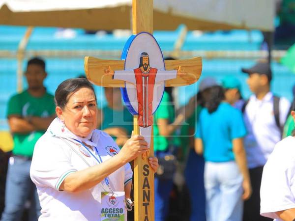 Miles de feligreses católicos llenan el Estadio Olímpico Metropolitano de San Pedro Sula para participar en la Santa Misión 2026.