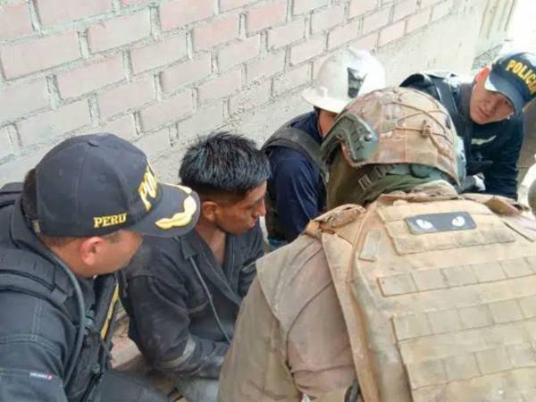 Los trabajadores rescatados presentaban signos de violencia, aunque sin lesiones de gravedad, y se encuentran estables, tras la atención médica recibida en el lugar.