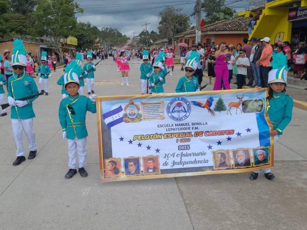 Niños de Lepaterique marchan con fervor patrio en honor a la independencia de Honduras, reflejando alegría y mucho orgullo.