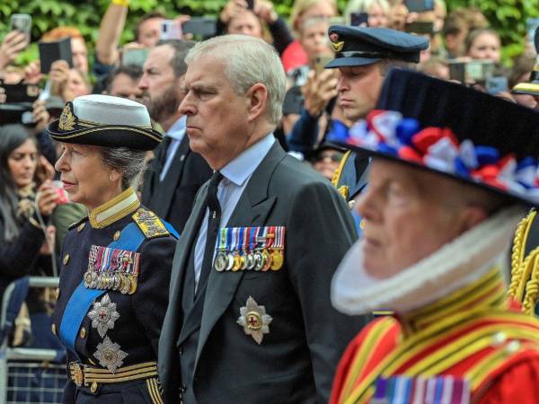 Pese a ser el paria de la familia real británica, el expríncipe Andrés sigue manteniendo sus derechos dinásticos y actualmente ocupa el octavo puesto en la línea de sucesión al trono británico.