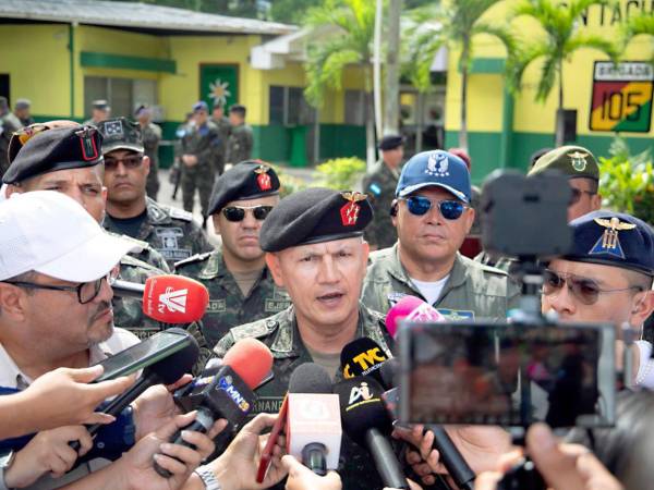 El jefe del Estado Mayor Conjunto, Roosevelt Hernández, dando su declaración sobre el rol de las Fuerzas Armadas en el proceso electoral de noviembre.