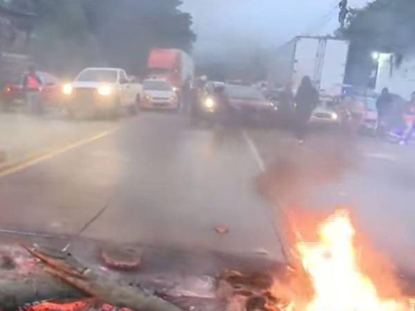 Simpatizantes de Libre mantienen manifestaciones en carreteras pidiendo recuento de votos para Aldana.