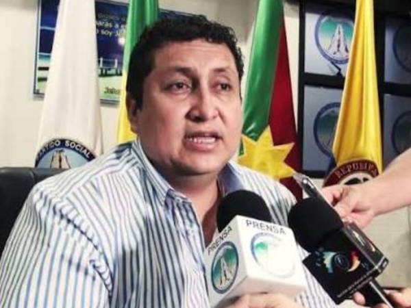 Torres fue elegido alcalde de Yopal en octubre de 2015 mientras se encontraba privado de la libertad en Bogotá por una investigación relacionada con urbanización ilegal.