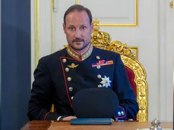 Tras el fallecimiento de Harald V, su hijo se convirtió automáticamente en el nuevo jefe de Estado. El monarca eligió el nombre de Haakon VIII para su reinado.