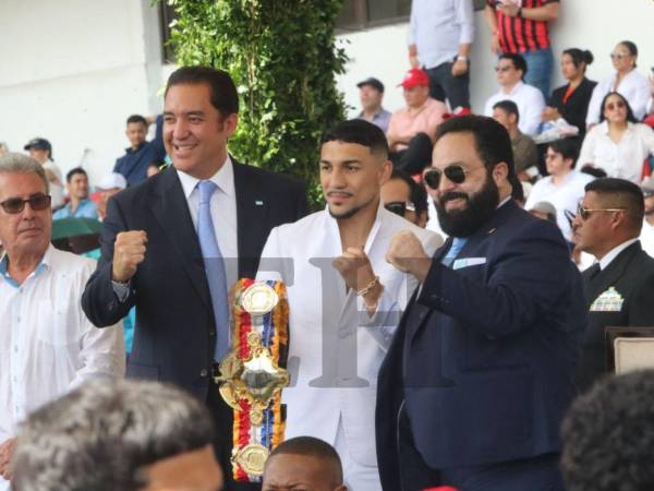 Posó con algunos funcionarios y luego desfiló por el Estadio Nacional. Así fue el paso del boxeador Teófimo López durante los desfiles en la capital.