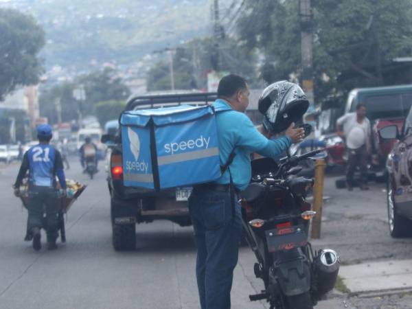 Con una moto y muchas ganas de salir adelante, este hondureño pasó de repartir currículums a convertirse en uno de los repartidores más confiables de Comayagüela.