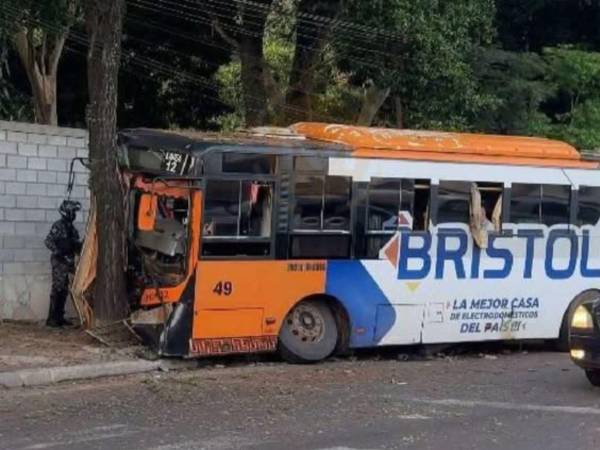 Al menos 17 personas resultan heridas tras choque de autobús en capital paraguaya.