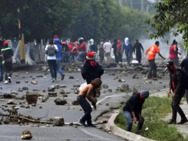 Una escena similar a la de la imagen fue la que se vivió el día del crimen en Choloma en 2017 donde murieron cinco jóvenes tras recibir múltiples disparos de parte de militares. El coronel que ordenó disparar enfrenta una orden de encarcelación, pero las Fuerzas Armadas lo avala como titular de la Dirección de Información Estratégica.