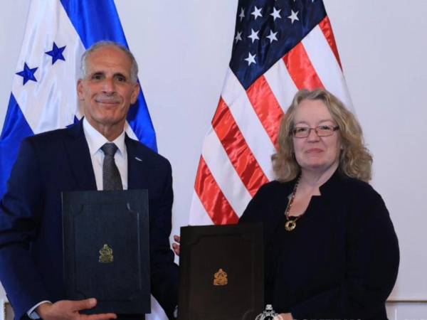 El presidente Nasry Asfura y la encargada de Negocios de la Embajada de los Estados Unidos, Anne Hoey, firmaron el convenio de cooperación en materia sanitaria.