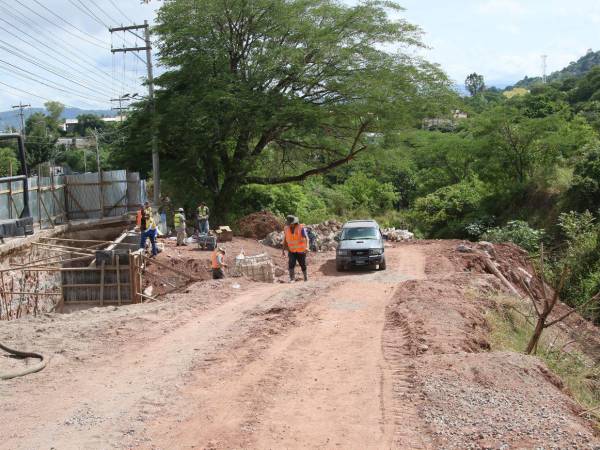 Los trabajos de construcción de un muro de contención y pavimentación avanzan con 40% de ejecución para recuperar una vía afectada por un socavón.