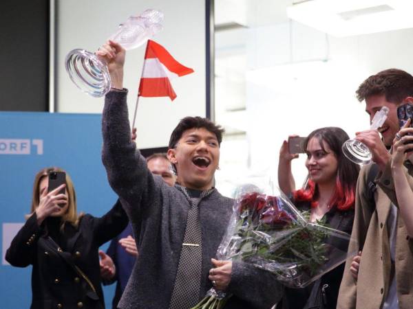 JJ retornó a Austria horas después de alzar el micrófono de cristal de Eurovisión 2025.