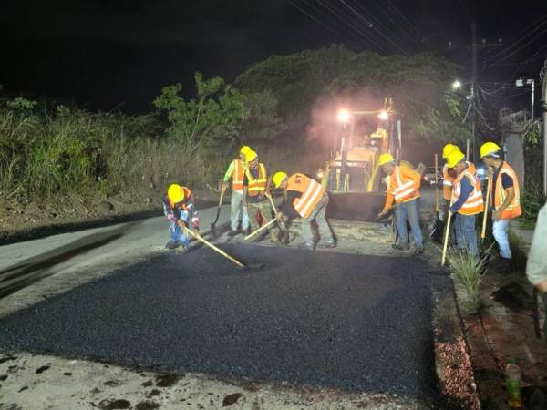 De acuerdo con la información emitida, las lluvias intermitentes propias de la temporada han impedido desarrollar con normalidad las labores de bacheo asfáltico.