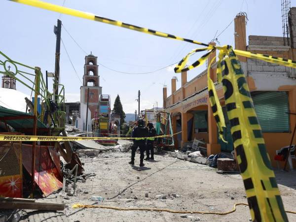Al menos diez personas fallecieron y 64 resultaron heridas por un accidente con pirotecnia en el marco de unas fiestas patronales en la parroquia de la comunidad de Santa María Canchesdá, municipio de Temascalcingo, en el estado de México, vecino a la capital. Aquí las imágenes de los destrozos que dejó el incidente.