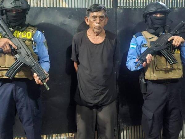 Marco Antonio Mejía Hernández de 71 años de edad, fue capturado por agentes policiales cuando realizaba el cobro de extorsión a transportistas en el barrio Guamilito de San Pedro Sula.