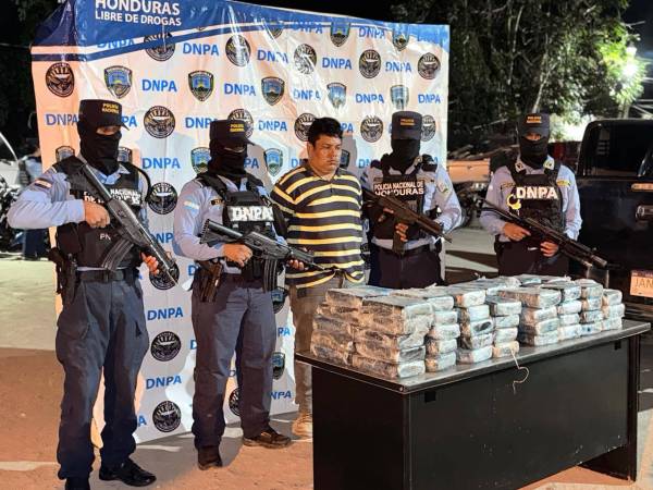 Los paquetes de supuesta cocaína fueron encontrados en compartimientos ocultos dentro de un vehículo interceptado en Olancho.
