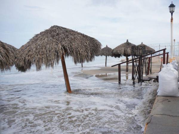 Fotografía que muestra el oleaje en una playa este sábado de Puerto Vallarta en Jalisco.