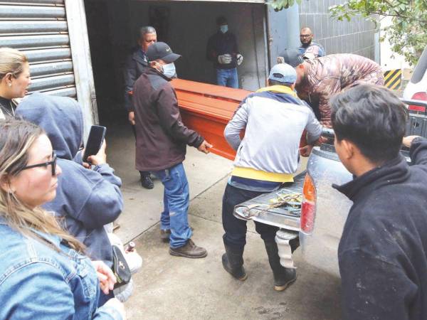 Familiares reclamaron el cuerpo de Dunia Yamilerth Flores, asesinada en Santa Elena de Meámbar, Comayagua.