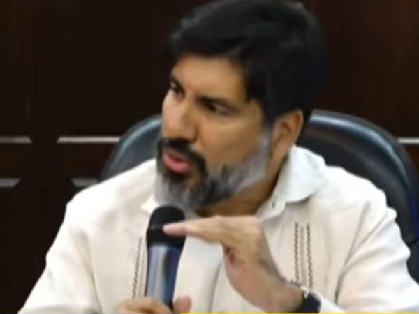 La comisión investigadora del Congreso Nacional expuso una serie de acusaciones contra el fiscal general suspendido, Johel Zelaya, durante su comparecencia por el proceso de juicio político en su contra.