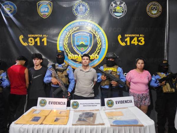 Los detenidos junto a las evidencias halladas durante su captura.