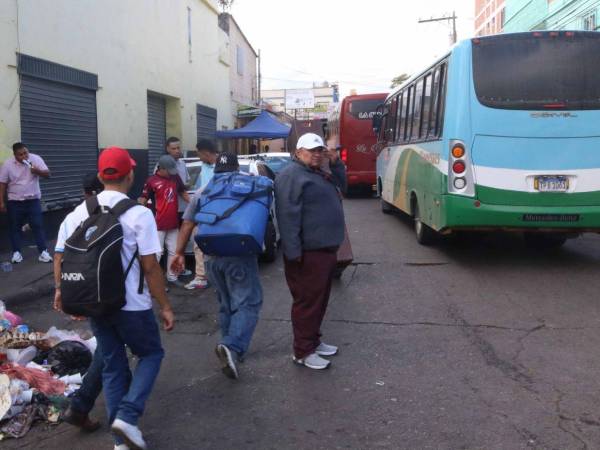 Las principales terminales de buses de Tegucigalpa registran mayor afluencia de viajeros por las fiestas de fin de año, pese a que transportistas reportan una baja frente a 2024.