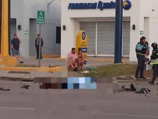 En la zona hay esparcidas varias partes de la motocicleta.