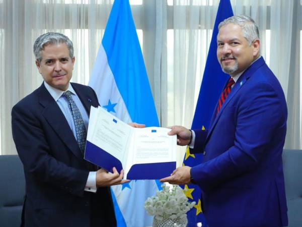 En octubre de 2024, Gonzalo Fournier Conde entregó al excanciller Enrique Reina las copias de estilo de las cartas credenciales que le acreditan como embajador de la Unión Europea en Honduras.