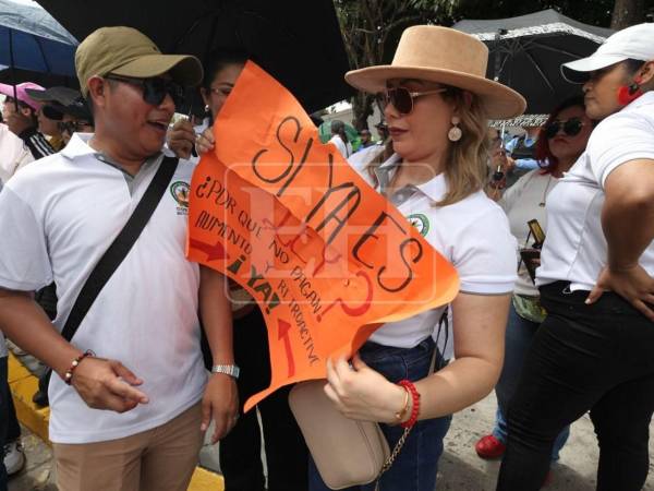 Docentes afiliados a la FOMH se concentraron este martes -2 de junio- frente a Casa Presidencial para exigir el cumplimiento del reajuste salarial aprobado por el Congreso Nacional. ¿Por qué no pagar? Si ya es ley cuestionan entre consignas.