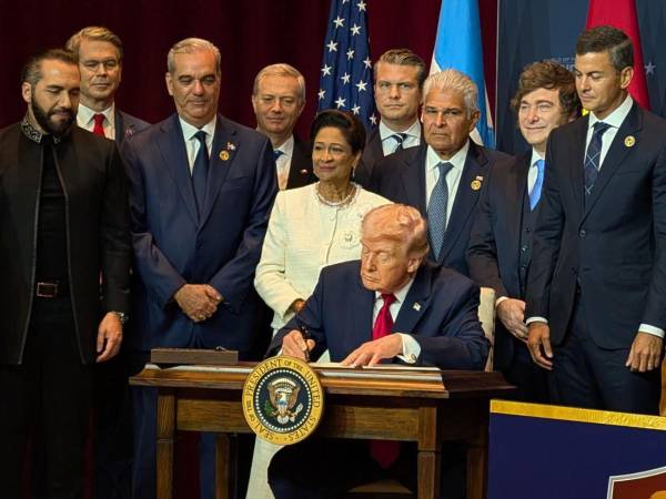 El documento fue firmado por el presidente Donald Trump en presencia de los demás mandatarios.
