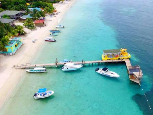 Las bellezas de Roatán son innumerables. Sus aguas azul turqueza es uno de los principales atractivos.
