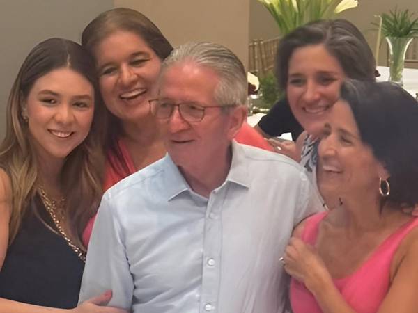 Rodeado de sus hijas y nietos, Ricardo Maduro celebra sus 80 años en un ambiente íntimo y familiar, lejos del protocolo que marcó su vida como presidente de Honduras.