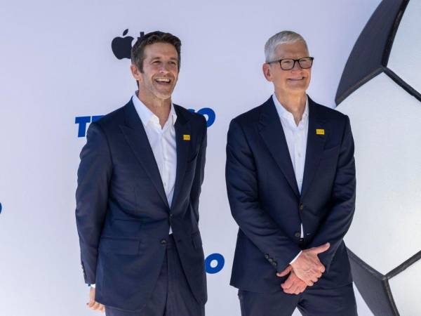 John Ternus asumió hoy la dirección ejecutivo de Apple, y Tim Cook pasa al puesto de presidente ejecutivo.