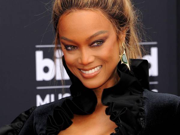 A cuatro meses del estreno de la docuserie de tres episodio La cruda realidad: Dentro de America's Next Top Model, Tyra Banks ha demandado a Netflix por difamación. La modelo y productora alega que fue manipulada para contribuir con la producción y que sus declaraciones fueron editadas y sacadas de contexto.
