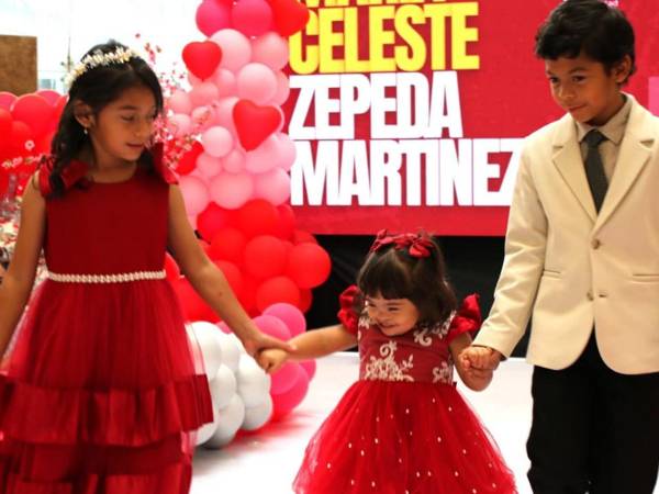 Jóvenes y niños con Síndrome de Down de Tegucigalpa, Comayagua, Choluteca y Sabanagrande brillan en la pasarela junto a sus mejores amigos, celebrando la amistad y la inclusión.